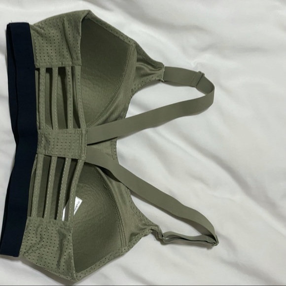 VS Sports Bra - Picture 2 of 3